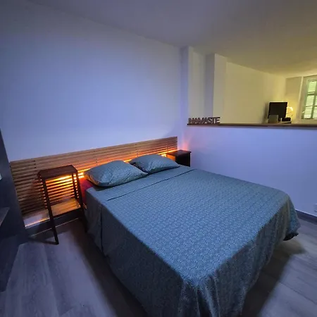 Un Petit Pied A アパート イエール